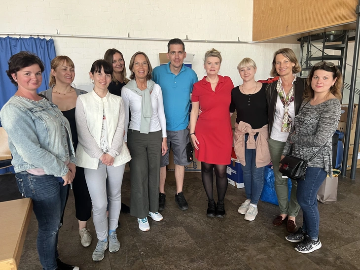 Helferkreis Garching mit Koordinatorin Nicola Gerhardt (5. von links) und Ursula Ziegler / EWG (2. von rechts)